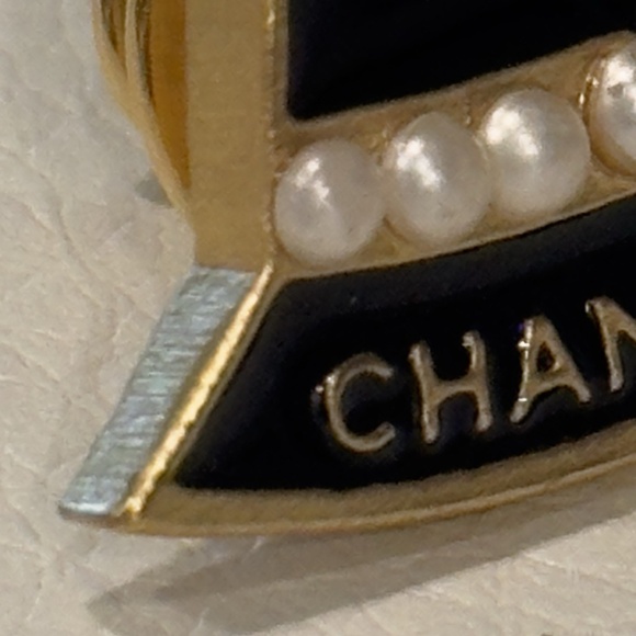 Vintage CHANEL 02A Hat Pearl Black Enamel & Gold Pin Brooch - Picture 3 of 10